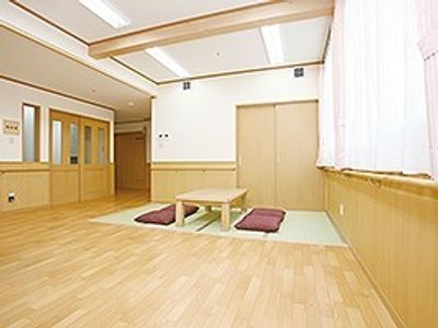 明るく広々とした和室