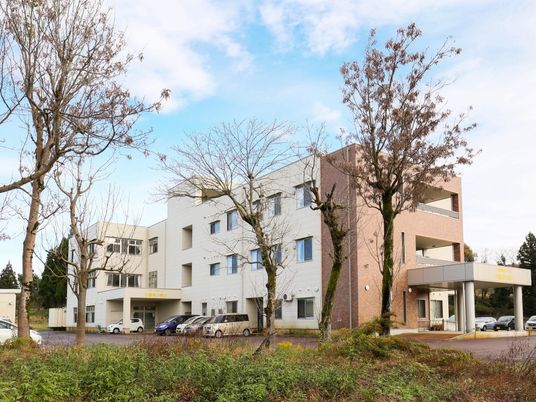 明るい外観の建物