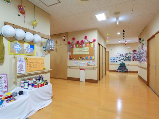 廊下に飾り付け展示