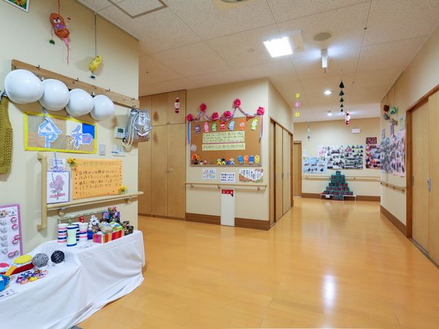 廊下に飾り付け展示