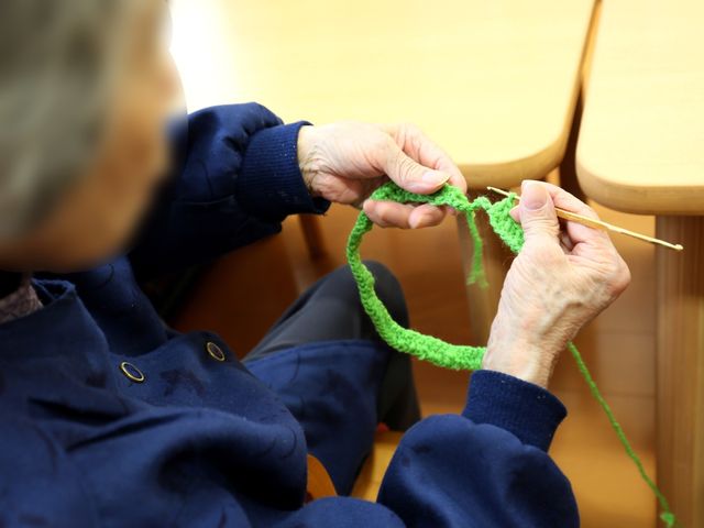 編み物をする手