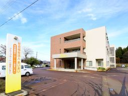 明るい施設の外観