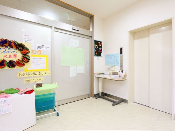 手作り作品が並ぶ廊下