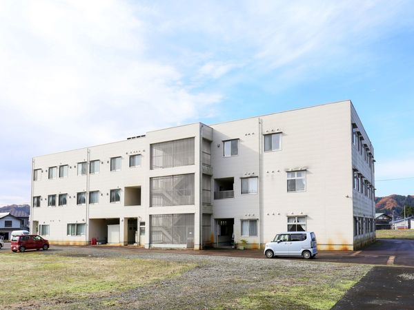 広々とした建物の外観