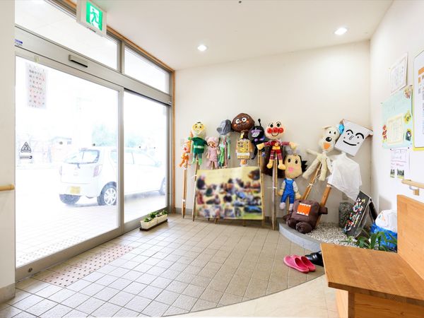 エントランスの人形と掲示物