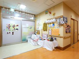 装飾品が並ぶ廊下