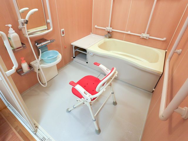 バリアフリー設計の浴室