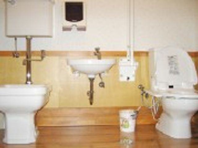 広々としたトイレ トイレ 手すり付きの清潔感漂う空間です。快適に利用できる設備が整っています。
