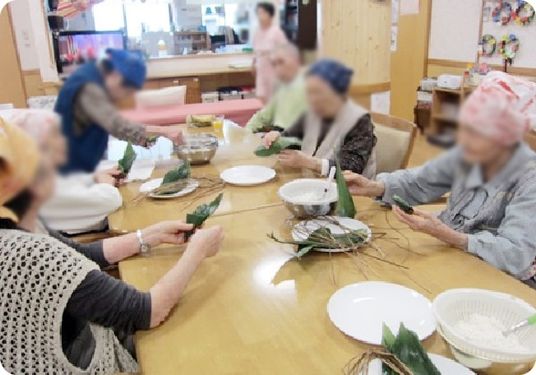 手作業を楽しむ人々