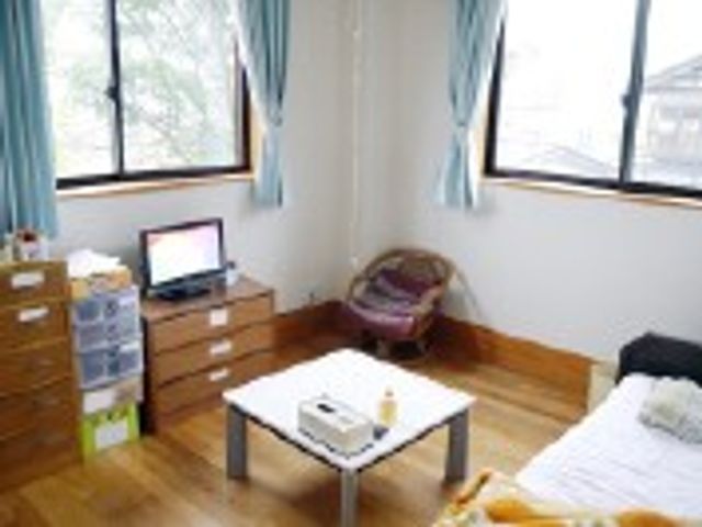明るい空間の居室 居室 自然光が差し込む、このお部屋は開放感があります。家具が揃っているので快適に過ごせます。