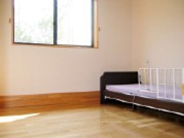 日の光が差し込む居室 居室 明るい自然光が注ぎ込む居室は、落ち着いた空間で快適に過ごせます。