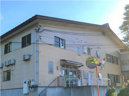 緑豊かな建物の外観