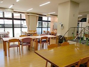 明るい食堂の内観  