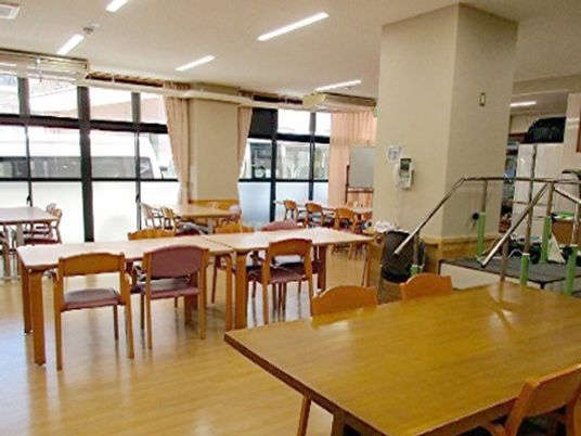明るい食堂の内観  