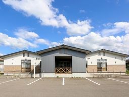 明るい天気の建物外観