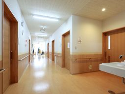 明るい廊下空間