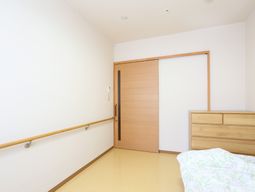 明るい居室の一角