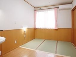 和室の明るい居室