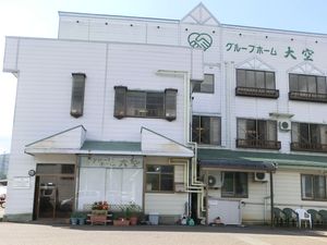 白い外壁の建物
