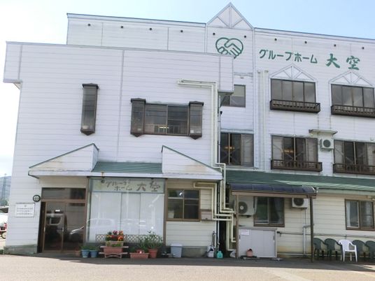 白い外壁の建物