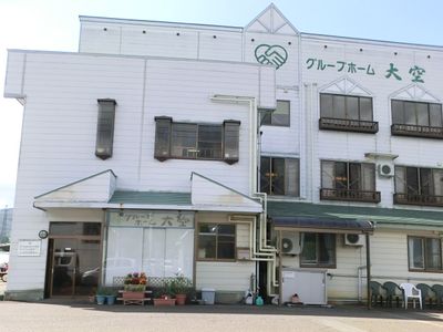 白い外壁の建物