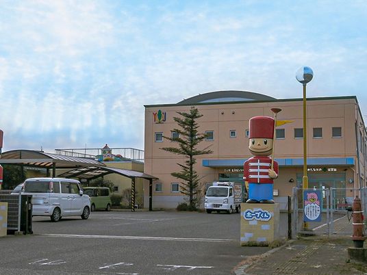 建物前の案内像と駐車場