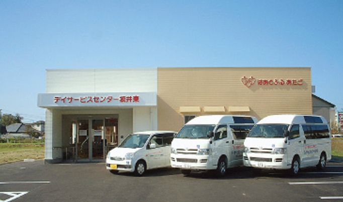 3台の車と入口