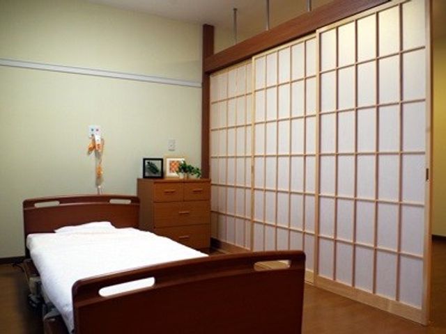 落ち着いた洋室 居室   広い窓から優しい自然光が差し込み、穏やかな雰囲気の洋室です。リラックスした時間を過ごせます。