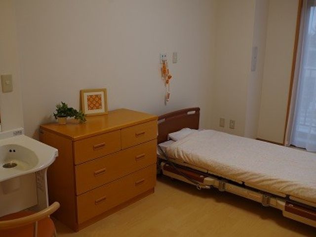 シンプルな居室 居室 ナチュラルで落ち着いた雰囲気のシンプルな空間です。明るい窓辺が心地よさを演出しています。