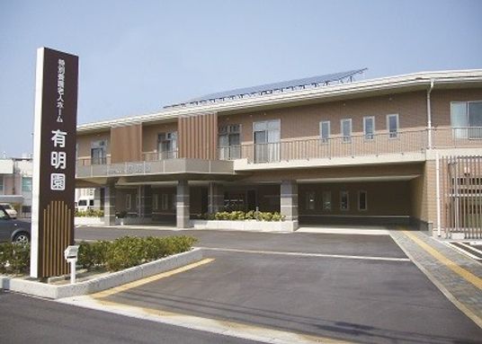 広々とした建物の外観  