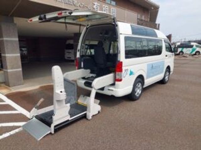 送迎車と昇降装置の外観 外観   車いすのまま乗り降りしやすい送迎車が停まっています。就業を考える方には、移動支援の工夫が見える場面です。