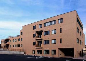 レンガ壁の建物外観