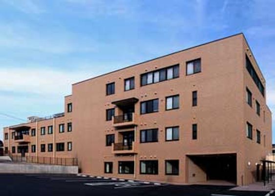 レンガ壁の建物外観