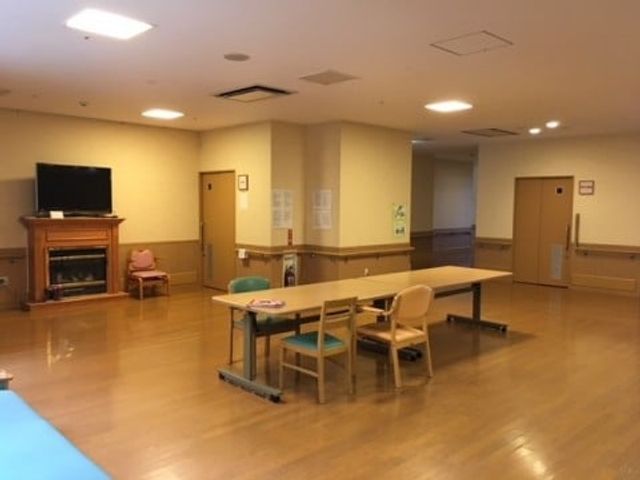 広々とした内観 ラウンジ 広々とした空間で、リラックスしながらテレビ鑑賞が可能です。自然光で心地よい時間を過ごせます。
