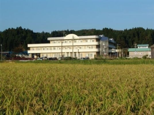 田園に建つ施設外観  