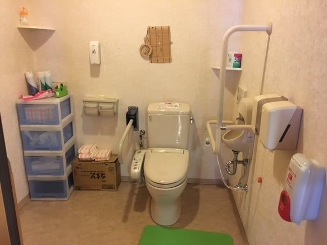 落ち着いた空間のトイレ トイレ 広々とした設備が整ったトイレです。快適な環境で利用者に優しい設計になっています。