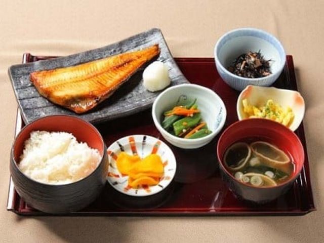 和食膳 料理 バランスの良い和食が堪能できるため、施設での調理スキルを活かせます。色とりどりの食材が並んでいます。