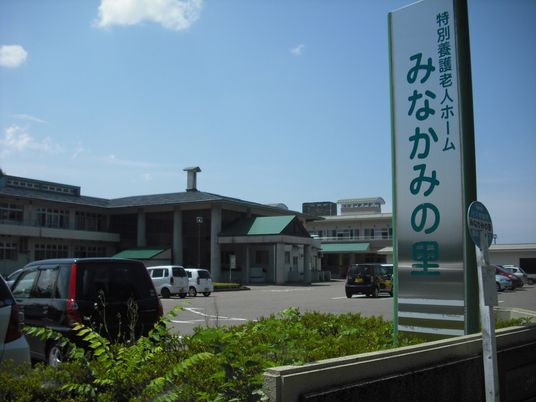 青空と緑の外観