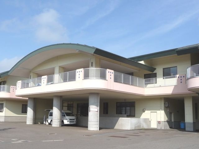大きな建物の外観 外観 広々としたエントランスは、来訪者を快適に迎え入れます。駐車場も用意されています。