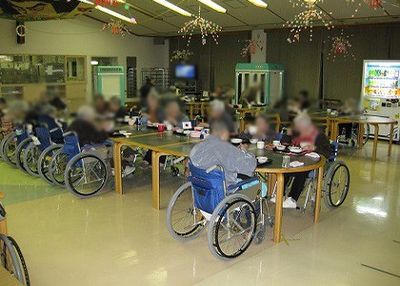 車椅子の方が座るテーブル