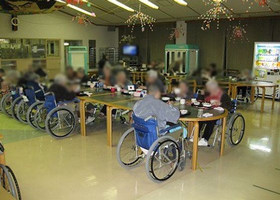 車椅子の方が座るテーブル