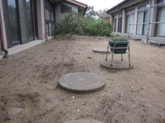 中庭の砂地と植木  