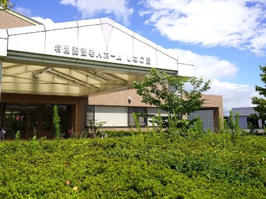 緑に囲まれた外観  