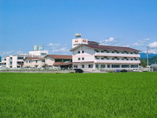 広い建物と青空