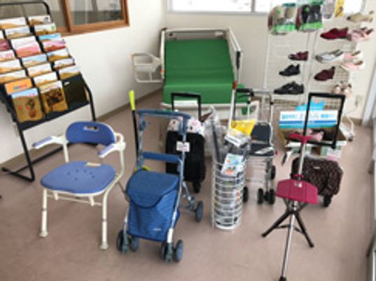 様々な介護用品のある部屋