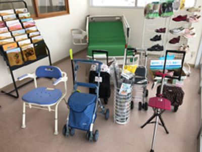 様々な介護用品のある部屋