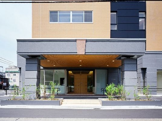 明るい施設のエントランス