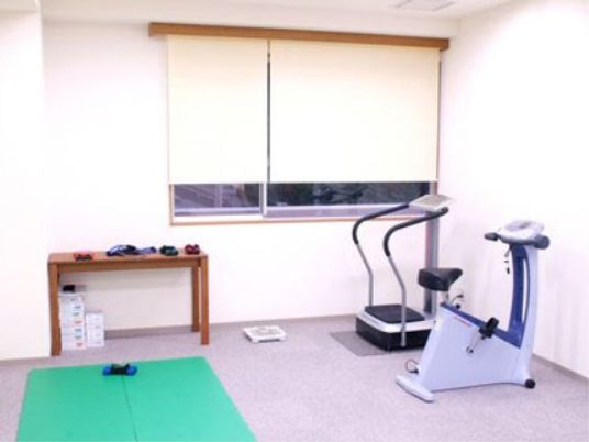 運動器具が置かれた部屋