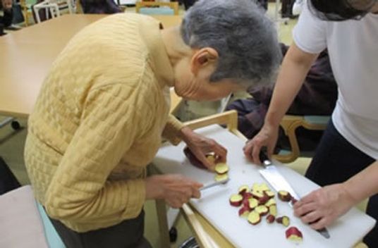 料理を楽しむ方々の様子