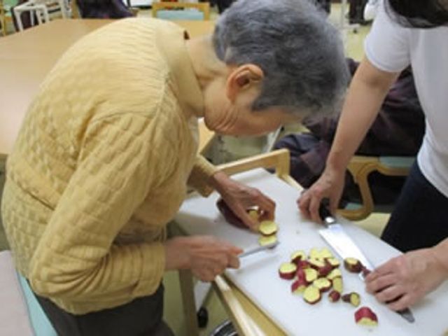 料理を楽しむ方々の様子 ダイニングルーム 広々とした空間で、入居者の方々がリラックスしながら料理を楽しまれています。